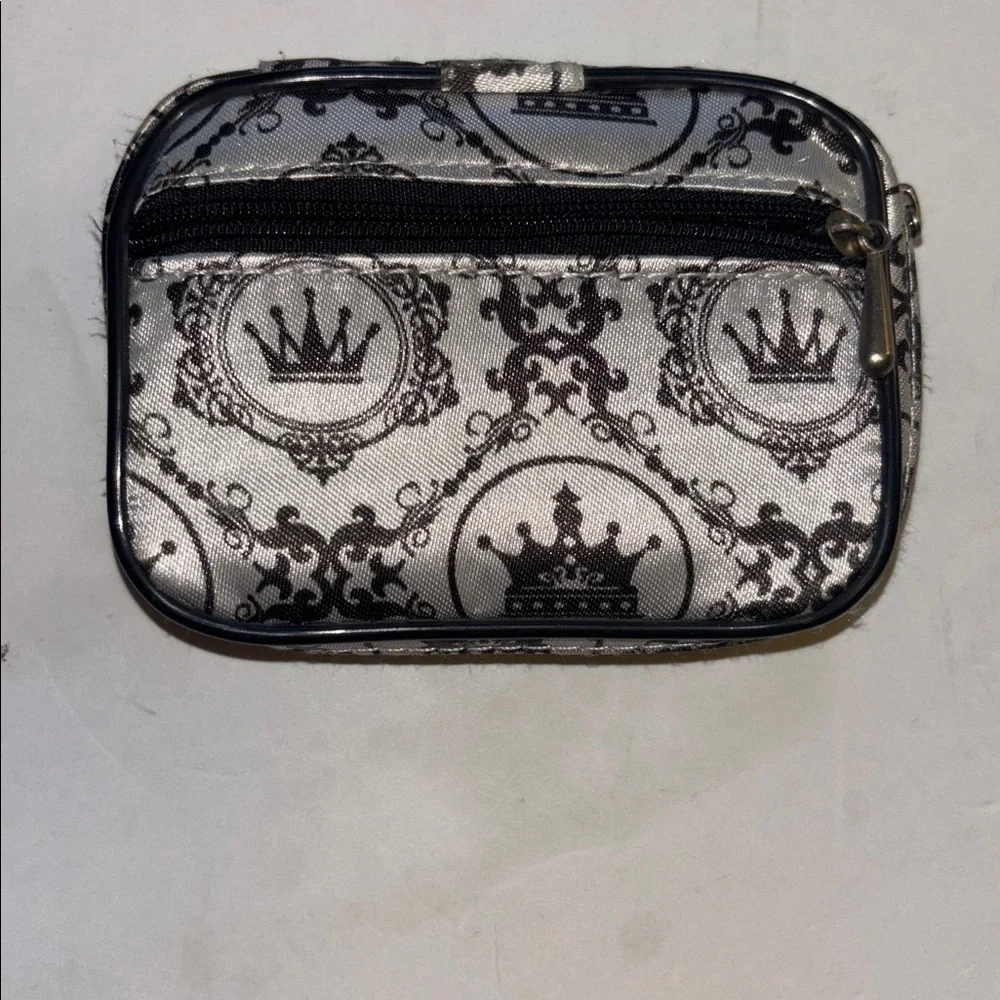 FASHION SMART BRAND SILVER AND BLACK CROWN DESIGN COIN PURSE FULL ZIP CLOSURE